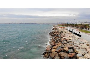 Kadıköy’de İSKİ’nin arıtma tesisinden bırakılan su denizin rengini değiştirdi