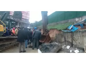 Tuzla’da bir inşaatta yapılan çalışma sırasında istinat duvarı çöktü