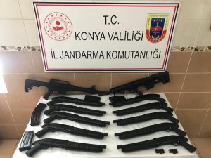 Konya’dan kargoya verilen 12 kaçak av tüfeği jandarmaya takıldı