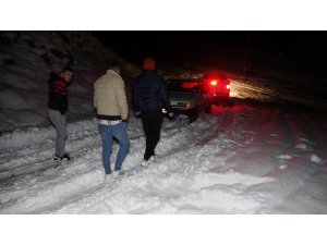 Kar gezisine çıkan 4 kişi otomobilleri kara saplanınca mahsur kaldı