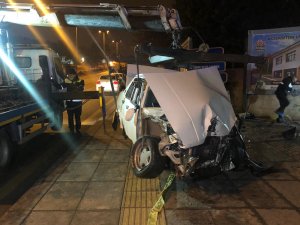 Sürücünün direksiyon hakimiyetini kaybettiği otomobil duvara çarptı:1 ölü