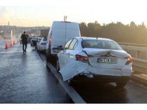 Çekmeköy’de buzlanan yolda 19 araç birbirine girdi, sürücüler yaralandı