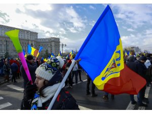 Romanya’da Covid-19 tedbirlerine karşı binlerce kişi Meclise yürüdü