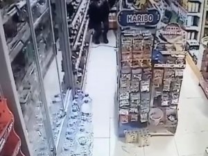 Markete giren hırsız, market sahibi tarafından sopayla kovalandı
