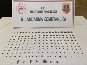 Jandarma durdurduğu araçta 175 parça tarihi eser buldu