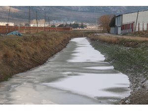 Eskişehir’de soğuk hava sulama kanalını dondurdu