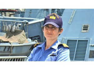 Türk savaş gemisinin kadın subayı