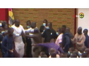 Gana parlamentosunda milletvekilleri birbirine girdi