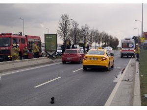 Beton bariyere çarpan motosiklet sürücüsü otomobilin altında kaldı