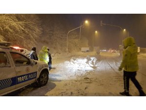 Artvin’de kar yağışı nedeniyle Hopa-Borçka karayolunda uzun araç kuyrukları oluştu