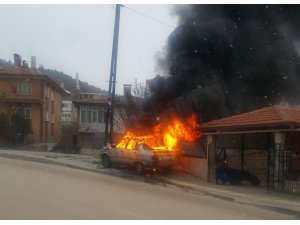 Ankara’da yanan otomobil itfaiye ekipleri tarafından söndürüldü