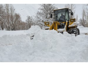 Beytüşşebap’ta kar kalınlığı 1 metreyi geçti, ev ve araçlar kara gömüldü