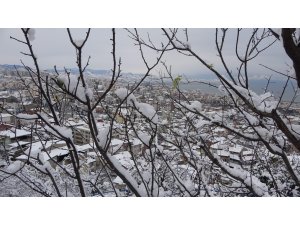 Trabzon’da karın getirdiği zorluklar ve güzellikler görüntülere böyle yansıdı