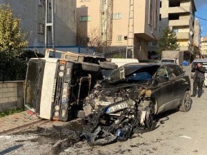 Ümraniye’de aşırı hız dehşeti: Kamyoneti önüne kattı sürücü araçtan atladı