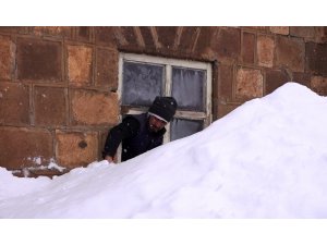 Muş’ta kar kalınlığının 1,5 metreye ulaştığı köyde kardan tüneller oluştu