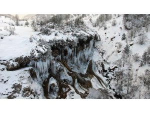 Sivas’ta Sibirya soğukları şelaleyi dondurdu