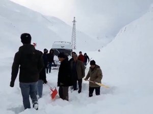 Yüksekova’da çığ düştü, çok sayıda araç ve vatandaş mahsur kaldı