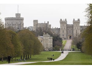 İngiltere Kraliçesi II. Elizabeth’in bulunduğu Windsor Kalesi’ne izinsiz giren silahlı şahıs tutuklandı