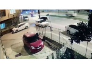 Park halindeki otomobile arkadan çarptı, neye uğradığını şaşırdı