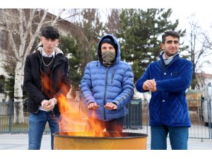 Dondurucu soğukların yaşandığı Sivas’ta kent meydanına soba kuruldu