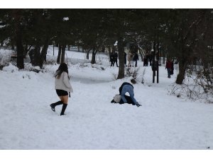 Beyaz örtüyle kaplanan Abant’a tatilci akını