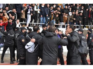 Taraftar ile futbolcu yumruk yumruğa birbirine girdi