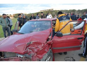 Trafik kazasında otomobilin içinde sıkışan sürücüyü itfaiye kurtardı