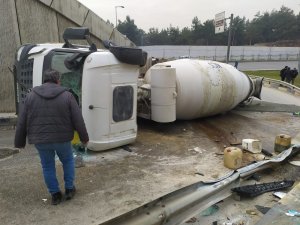 Virajı alamayan beton mikseri devrildi içerisindeki sıvı beton yola döküldü