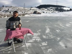 Çıldır değil Sinop: Buz tutan gölde bisiklet sürüp semaver yaptılar