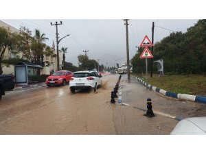 Bir anda bastıran yağmur cadde ve sokakları göle çevirdi