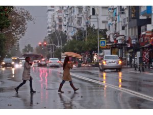 Antalya’da ’Kırmızı’ kod cadde ve sokakları boşalttı