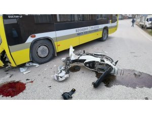 Otobüs ile kafa kafaya çarpışan motosiklet parçalara ayrıldı; 1’i ağır 2 yaralı