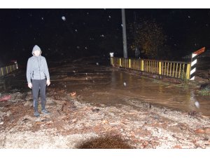 Antalya’da sel suları köprüleri aştı, iki mahalleye ulaşım kapatıldı