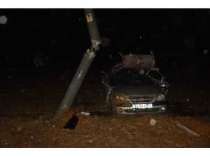 Otomobil elektrik direğine çarptı, genç sürücü yaşamını yitirdi