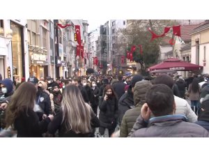 Yılbaşı öncesi insanlar İstiklal Caddesi’ne akın etti