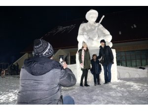 Kardan Aşık Veysel heykeli ilgi gördü