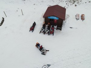 Uludağ’da kayak yaparken düşüp mahsur kalan tatilciyi jandarma kurtardı