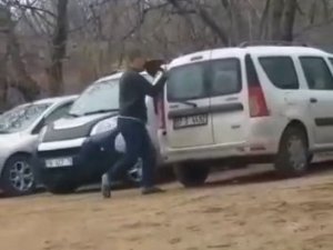 Bursa’da elindeki kürek ile otoparktaki araçların camını kırdı