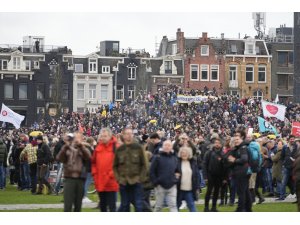 Hollandalılar Covid-19 kısıtlamalarını protesto etmek için sokaklara döküldü