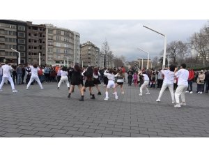 Taksim Meydan’da gençlerin dans gösterisi büyük ilgi gördü