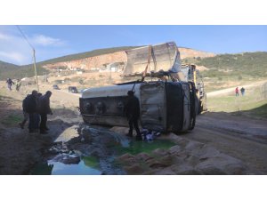 Akaryakıt tankeri kontrolden çıkıp ters döndü litrelerce mazot yola aktı