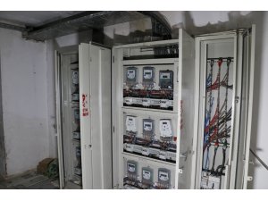 Hırsız apartmanın elektrik panosundaki kabloları çaldı apartmanın bütün elektriği kesildi