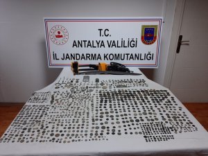 Antalya’da Roma dönemine ait bin 124 parça tarihi eser ele geçirildi