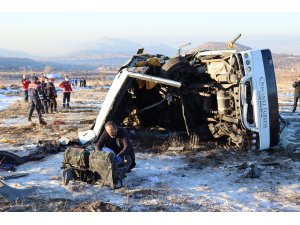 Üniversite öğrencilerini taşıyan midibüs devrildi: 1 ölü 21 yaralı