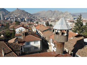 Bir asırlık cami ahşap minaresi ile dikkat çekiyor