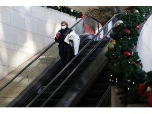 Kaliforniya’da kapalı mekanlarda maske takma zorunluluğu bir ay daha uzatıldı