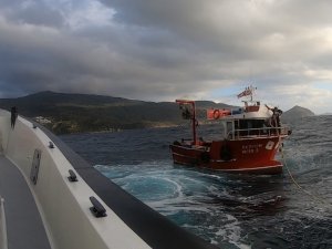 İzmir’de sürüklenen tekneyi sahil Sahil Güvenlik ekibi kurtardı