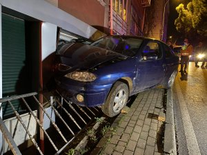 Kadıköy’de otomobil iş yerine girdi