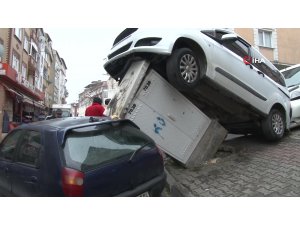 Gaziosmapaşa’da park halindeki lüks cipin freni boşaldı: Faciadan dönüldü