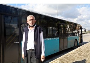 Halk otobüsü şoförünü yola yatırıp tekme ve yumruklarla dövdüler